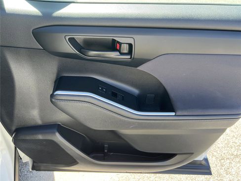 Used 2023 Toyota Highlander LE FWD image 26