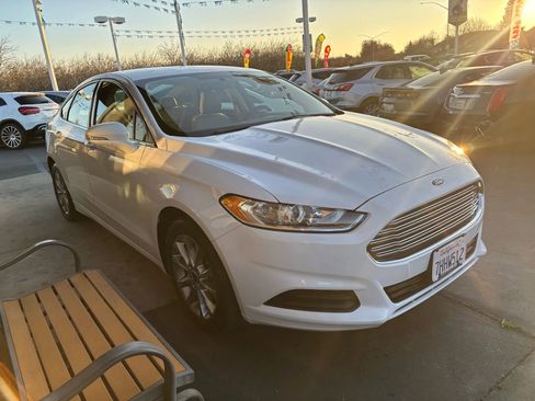 Used 2014 Ford Fusion SE image 2
