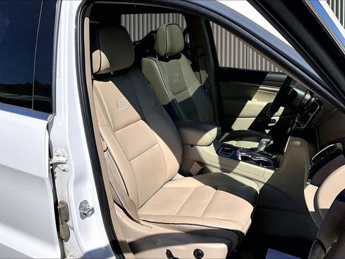 Used 2020 Jeep Grand Cherokee Overland AWD/4WD image 7