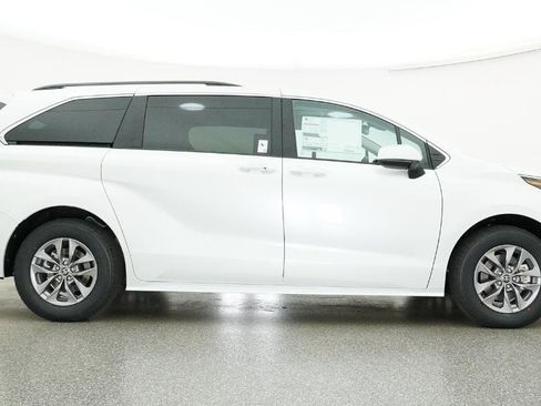 New 2026 Toyota Sienna XLE image 2