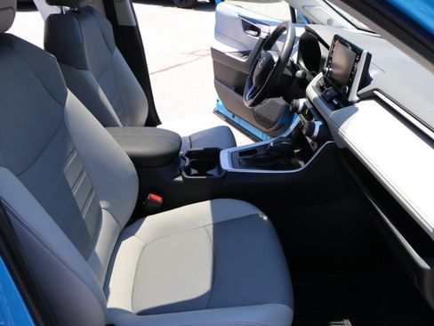 Used 2020 Toyota RAV4 XLE Premium FWD image 29