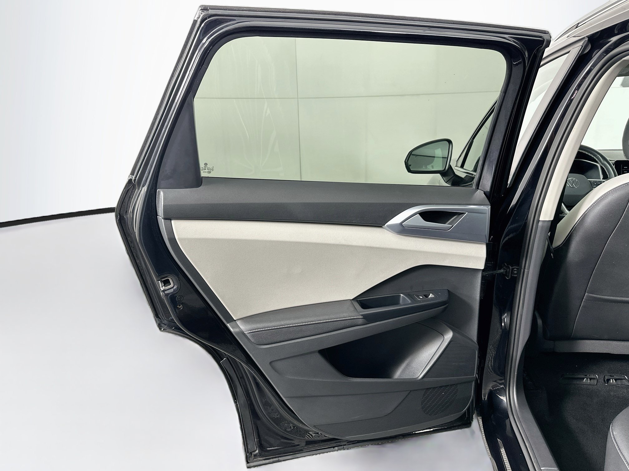 Used 2025 Volkswagen Taos SE FWD image 25