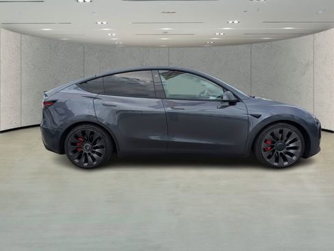 Used 2022 Tesla Model Y Performance image 2