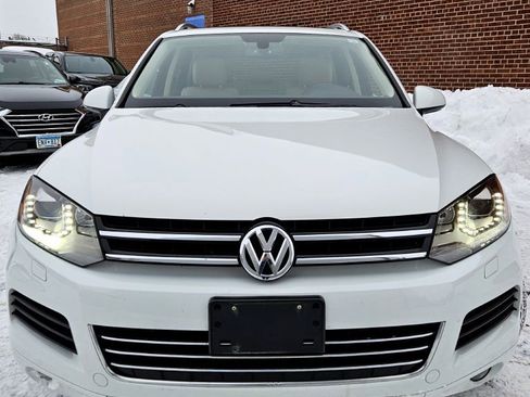Used 2014 Volkswagen Touareg Sport image 5