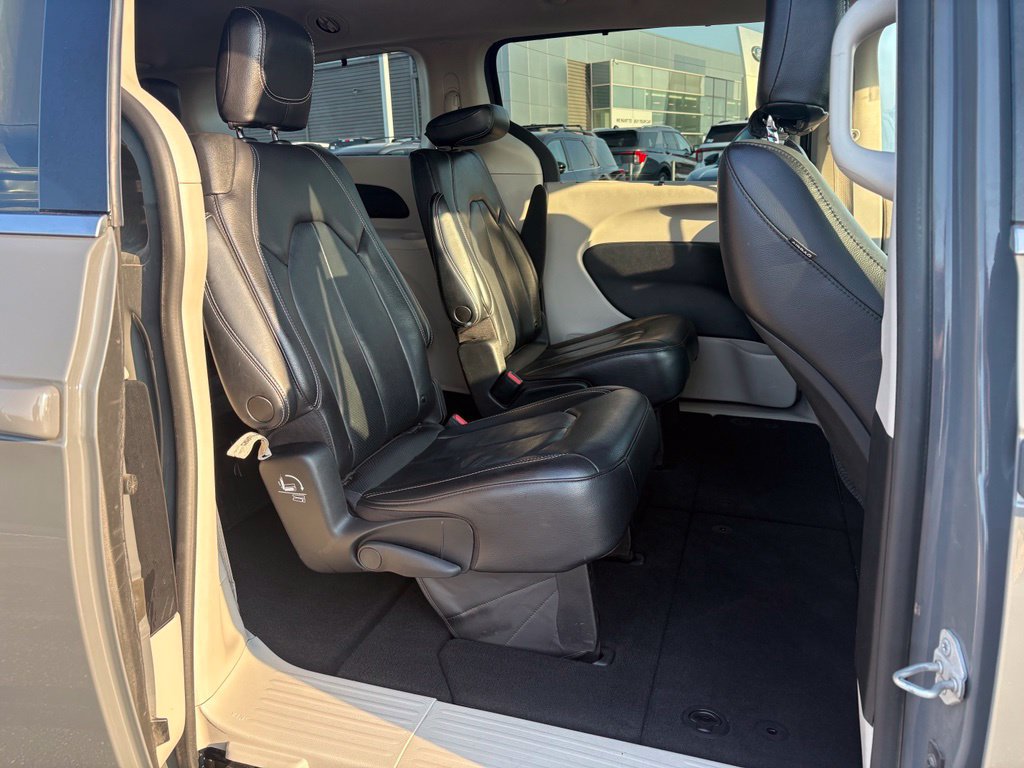 Used 2022 Chrysler Pacifica Touring-L FWD image 9