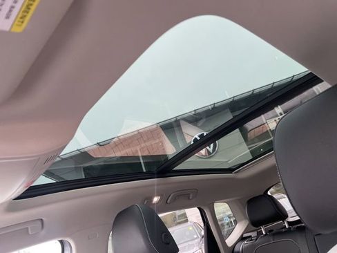 Certified 2025 Volkswagen Taos SE w/ Panoramic Sunroof Package image 12