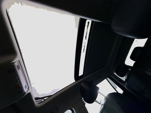 Used 2021 Volkswagen Tiguan SE FWD image 42