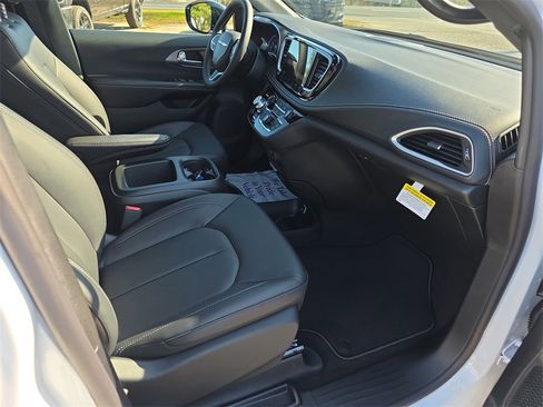 New 2026 Chrysler Pacifica Select image 37