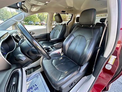 Used 2020 Chrysler Pacifica Touring-L image 11