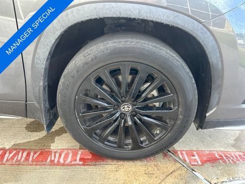 Used 2023 Toyota Highlander XSE FWD image 2