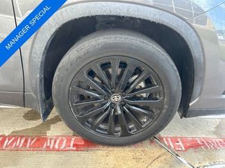 Used 2023 Toyota Highlander XSE FWD video 2