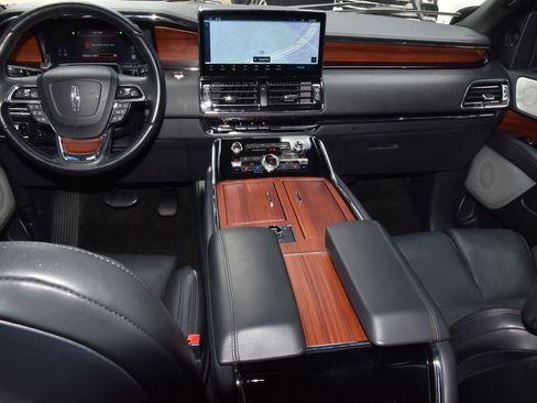 Certified 2024 Lincoln Navigator Reserve AWD/4WD image 17