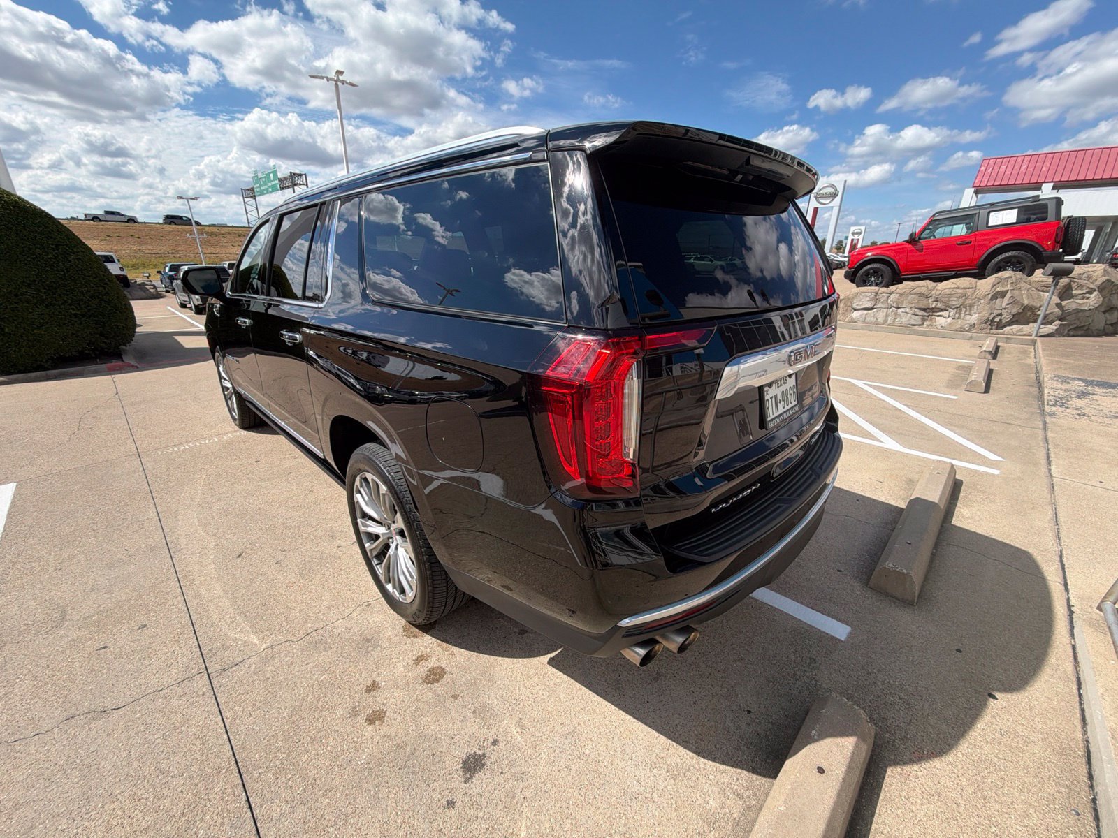 Used 2022 GMC Yukon XL Denali AWD/4WD image 13
