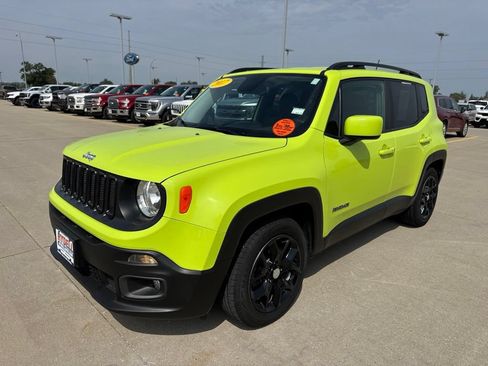 Used 2017 Jeep Renegade Latitude w/ Popular Equipment Group FWD image 24