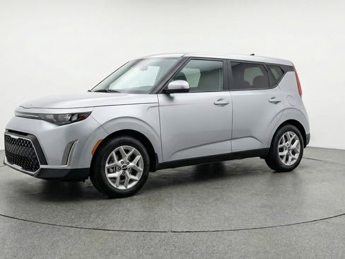 Used 2025 Kia Soul LX w/ LX Technology Package image 3