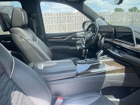 Used 2024 Cadillac Escalade ESV Sport Platinum w/ LPO, ONYX Package AWD/4WD image 31