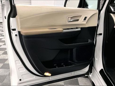 Used 2022 Toyota Sienna Limited image 21