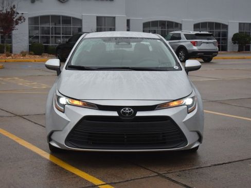 Used 2024 Toyota Corolla LE image 2
