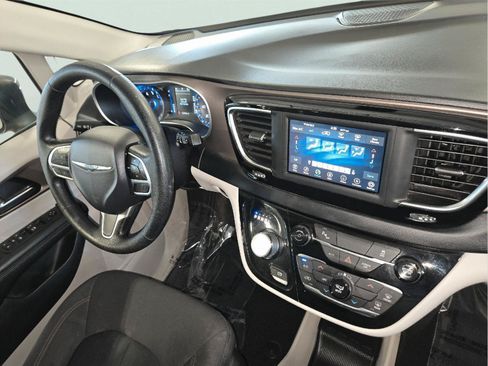 Used 2019 Chrysler Pacifica L FWD image 44