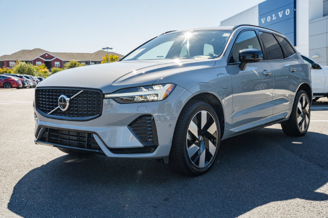 Certified 2024 Volvo XC60 T8 Plus w/ Climate Package AWD/4WD image 3