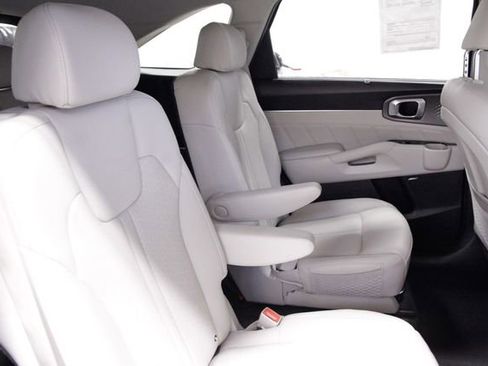 Used 2023 Kia Sorento SX Prestige image 19