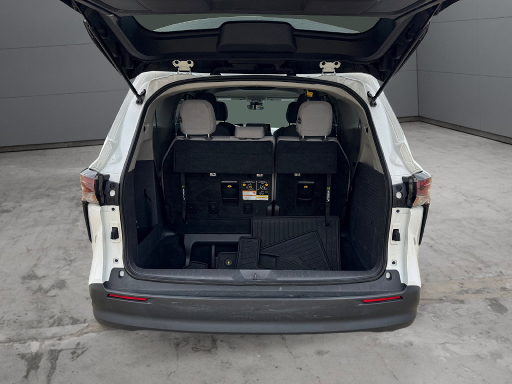 Used 2023 Toyota Sienna LE AWD/4WD image 19