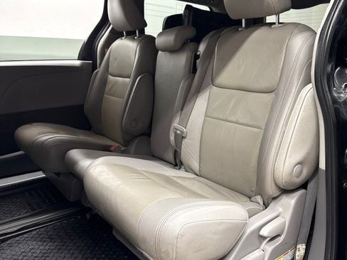Used 2020 Toyota Sienna L image 32