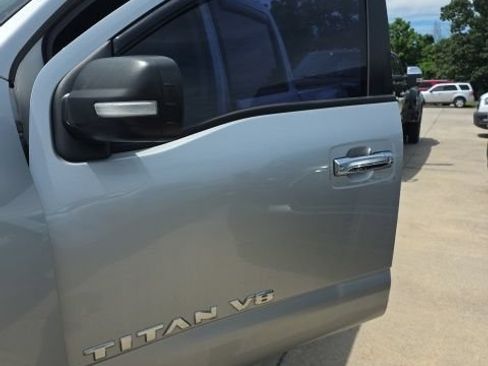 Used 2018 Nissan Titan SV AWD/4WD image 6