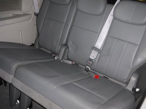 Used 2009 Chrysler Town & Country Touring image 33