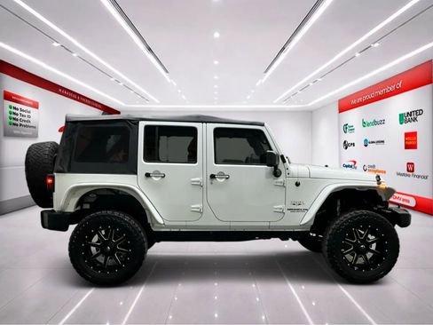 Used 2017 Jeep Wrangler Unlimited Sahara w/ Connectivity Group AWD/4WD image 9
