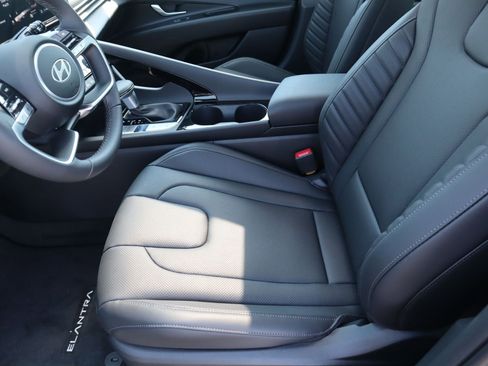 New 2025 Hyundai Elantra Limited image 17