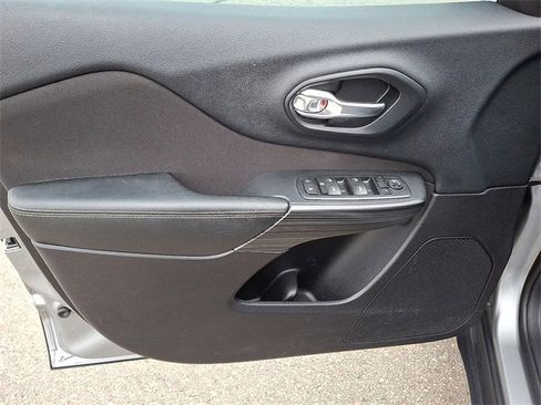 Used 2016 Jeep Cherokee Sport image 9