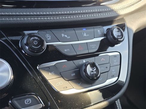 New 2026 Chrysler Pacifica Limited image 18