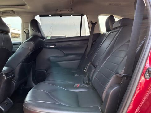 Used 2021 Toyota Highlander XLE FWD image 19
