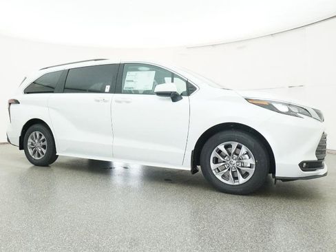 New 2026 Toyota Sienna XLE image 28