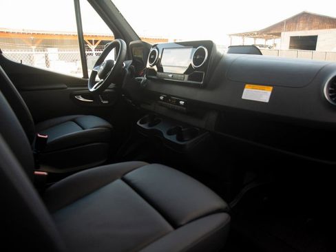 Used 2025 Mercedes-Benz Sprinter 2500 image 25