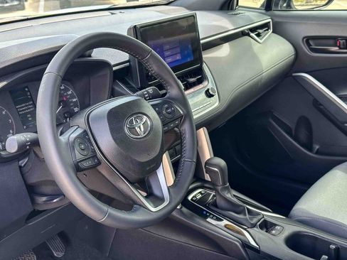 Used 2024 Toyota Corolla Cross SE image 12