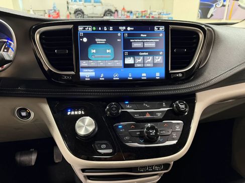 Used 2023 Chrysler Pacifica Touring-L FWD image 46