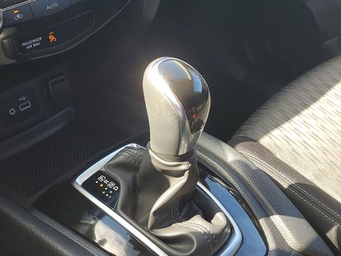 Certified 2020 Nissan Rogue SV FWD image 30