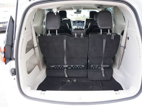 Used 2023 Chrysler Pacifica Touring-L FWD image 22