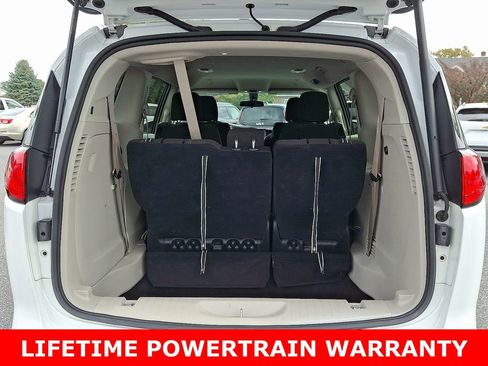 Used 2022 Chrysler Voyager LX image 29