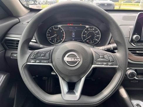 Used 2025 Nissan Altima 2.5 SV FWD image 11