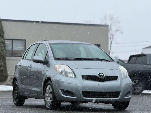 Used 2010 Toyota Yaris 4-Door Hatchback image 2