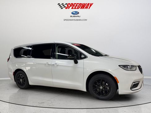 Used 2024 Chrysler Pacifica Touring-L FWD image 3