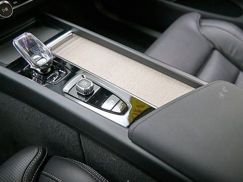 New 2026 Volvo XC60 B5 Ultra w/ Protection Package Premier image 17