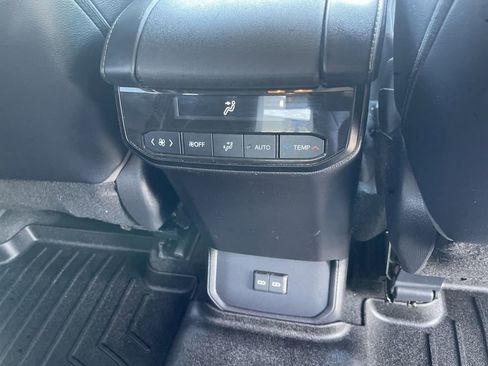 Used 2023 Toyota Highlander XLE AWD/4WD image 25