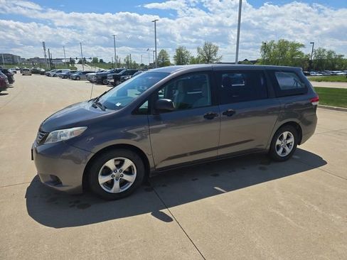 Used 2013 Toyota Sienna L w/ Towing Pkg FWD image 3