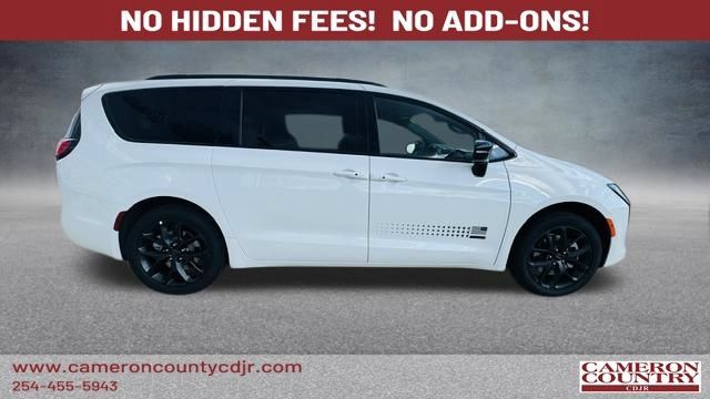 New 2027 Chrysler Pacifica Select AWD/4WD image 5