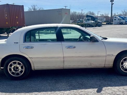 Used 2000 Lincoln Town Car Signature RWD image 6