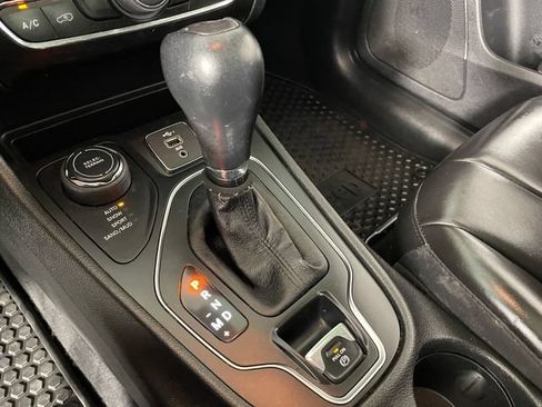 Certified 2022 Jeep Cherokee Latitude w/ Sun & Sound Group AWD/4WD image 9